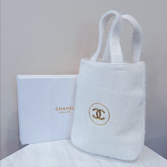 🔥CHANEL White and Gold Beauty Bag🔥 - Picture 1 of 6